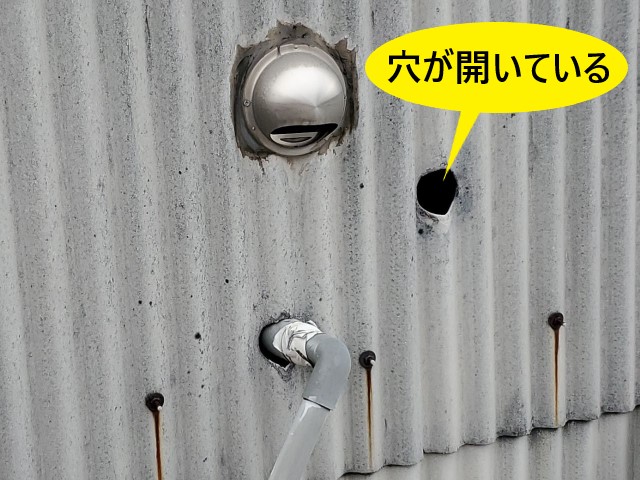 外壁に大きな穴が開いている　小波スレート